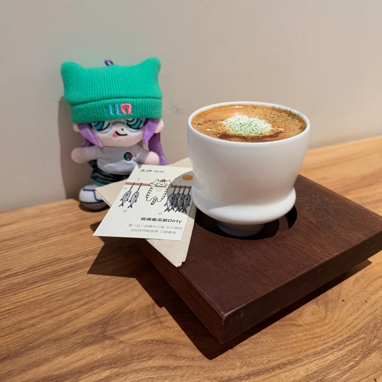 Round To Coffee：绿色玩偶与一杯咖啡